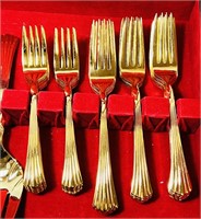 Farberware Gold Toned Silverware Set in Wooden