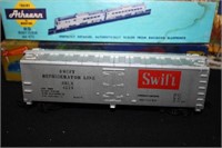 HO Scale Train Cars (3); Roundhouse Swift Ref. Car