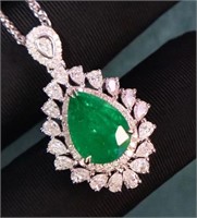 2.7ct Natural Emerald Pendant in 18k Yellow Gold