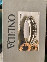 Oneida serving dishes. 20+/- round trays, chip