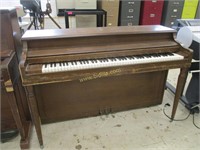 WELLINGTON Console Piano