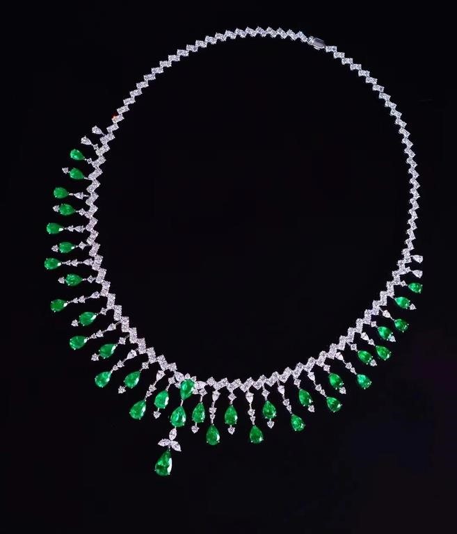 Natural Emerald Necklace in 18k Yellow Gold