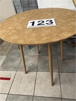 Round table 30h x 30w