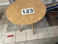 Round table 30h x 30w