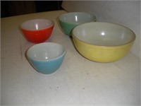 Vintage Pyrex nesting bowl set