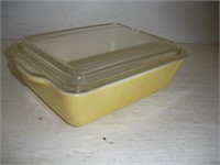 Vintage Pyrex refrigerator dish w/lid