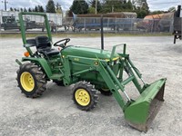 John Deere 670 Tractor 4x4 w/ Loader