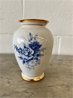 Toyo made in China blue & white vase