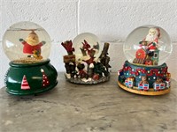Lot of 3 vintage snow globes Christmas