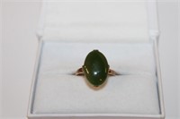 18k yellow gold Jade Ring featuring oval approx.