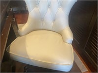 HOOKER FURNITURE WHITE LEATHER EXECUTIVE CHAIR
