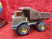 Vintage tonka steel dump truck. Toy.