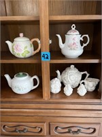 Lot of decorative teapots