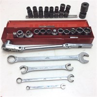 MAC TOOLS ASSORTED SOCKETS, WRENCHES AND RATCHET