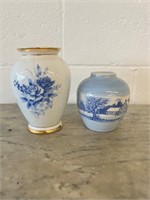 Lot of 2 blue and white vases small