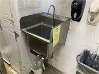 UNIVERSAL BRAND HAND SINK WITH KNEE CONTROL