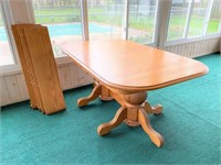 Quality made- Amish oak table with 4 leaves