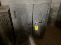 SAFE ON WHEELS - HALLS SAFE & LOCK - DOUBLE DOORS
