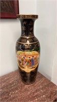 Beautiful large oriental vase, black and gold