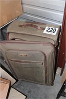 (3) Piece London Fog Luggage Set (U233)