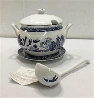 NEW Blue Willow Soup Tureen K12B