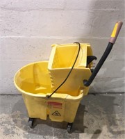 Commercial Rubbermaid Mop Bucket Q12B