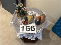 End table w/ceramic ducks, hummingbird scene and