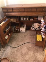 Singer sewing machine w/wood cabinet