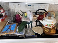 Teapots, glassware and decorations