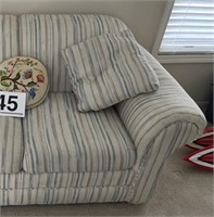 Benchmark love seat w/pillows