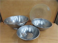 2 S/S BOWLS 1 COLANDER 1 PLASTIC BOWL