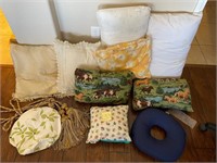 899 - LARGE LOT OF PILLOWS (L33)