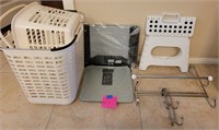 899 - LAUNDRY BASKETS, STEP STOOL, TOWEL RACK BD23