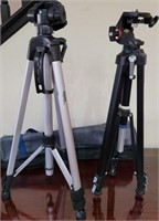 899 - LOT OF 2 TRIPODS (CL8)