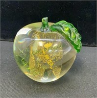 Apple paperweight with leaf measures 3 x 3(1441)