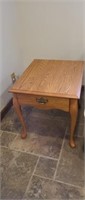 Oak single drawer end table, 21x25x22