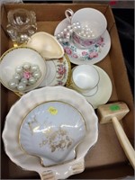 ASSORTED PIECES OF VINTAGE CHINA