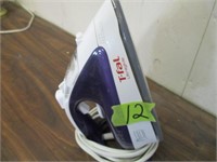 T-Fal steam iron (like new)