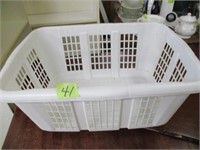 Rubbermaid clothes basket Good cond