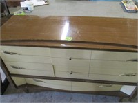 Nice vintage dresser (50"x32"x18"D Good cond