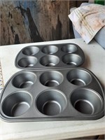 2 new muffin pans