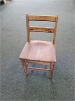 ANTIQUE SOLID WOOD CHILDRENS CHAIR