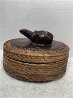 VINTAGE ASIAN WOVEN AND CARVED BOX WITH LIZARD