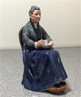 ROYAL DOULTON FIGURINE THE CUP OF TEA HN2322
