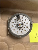 VINTAGE SOUTH BEND 1122A FLY REEL