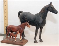 2 cast iron horses