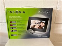 Insignia 7 inch Widescreen LCD Digital Photo Frame