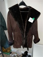 BEAUTIFUL LADIES COAT SIZE SM TO MED