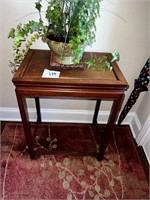 BEAUTIFUL WOOD TABLE W/FLORAL ARRANGEMENT