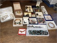 20+/- Pieces Jewelry Vintage- Deltah Pearls,